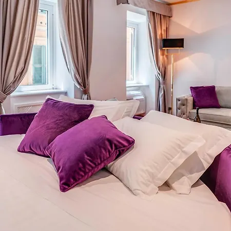 Spanish Steps Boutique Gold *