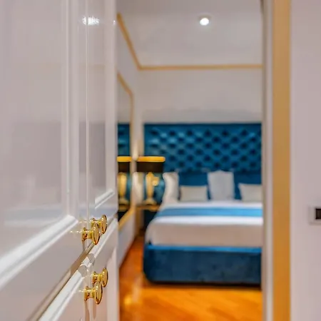 Spanish Steps Boutique Gold *